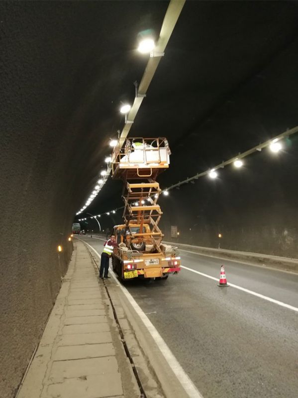 云南曲靖高速隧道485單燈控制器施工現(xiàn)場