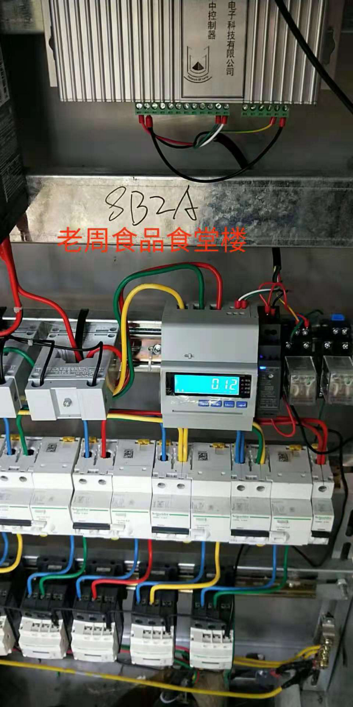 燦陽公司為蘇北某工業(yè)區(qū)100多棟樓宇亮化安裝集中控制器。(圖5)