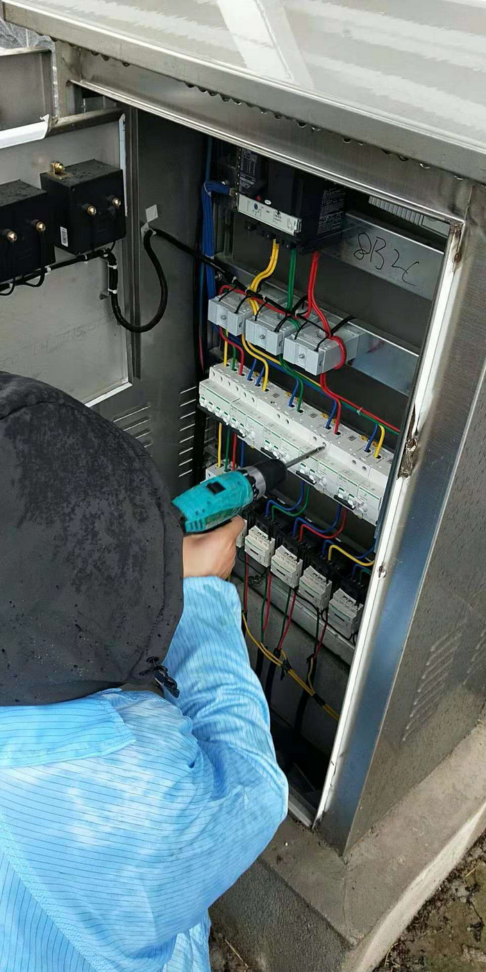 燦陽公司為蘇北某工業(yè)區(qū)100多棟樓宇亮化安裝集中控制器。(圖8)