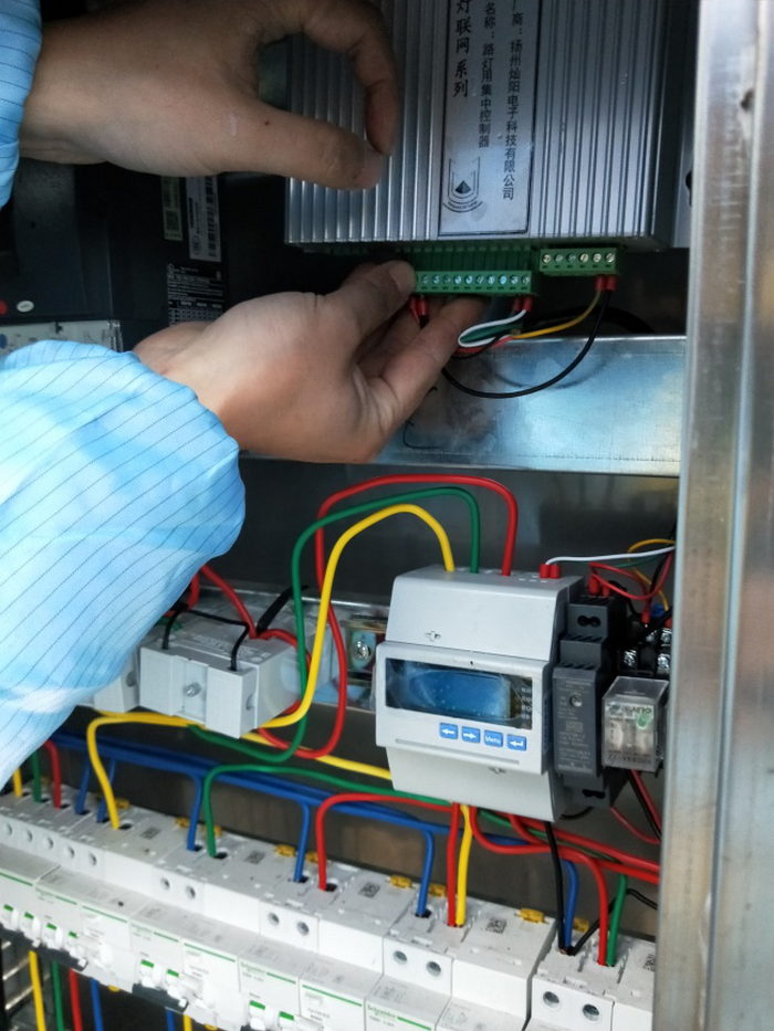 燦陽公司為蘇北某工業(yè)區(qū)100多棟樓宇亮化安裝集中控制器。(圖10)