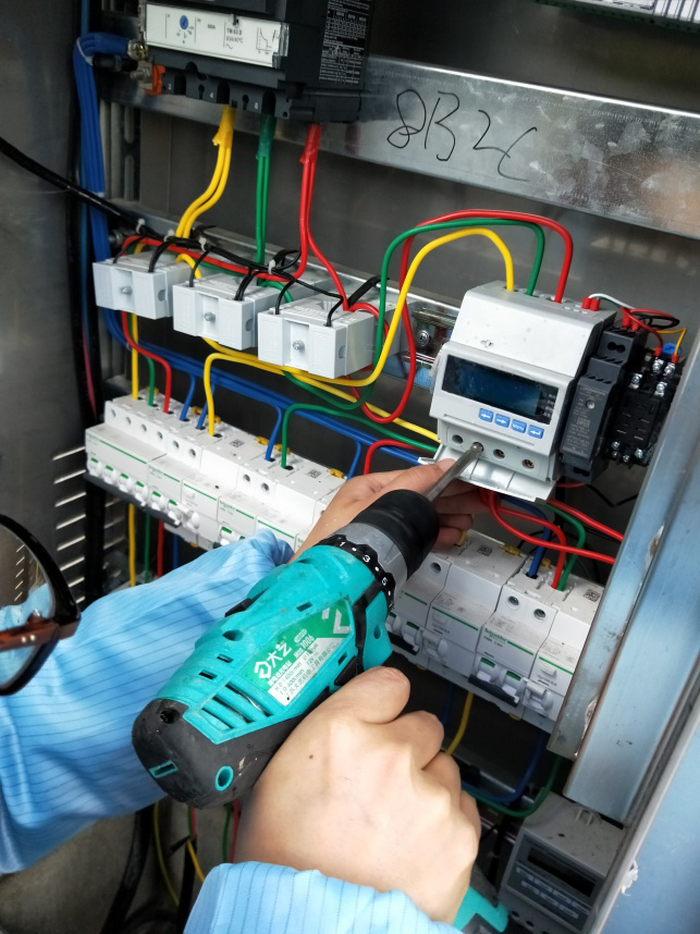 燦陽公司為蘇北某工業(yè)區(qū)100多棟樓宇亮化安裝集中控制器。(圖11)