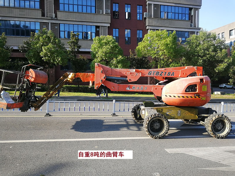 貴州某高校為本校區(qū)內(nèi)600多盞路燈更換LED燈頭及加裝太陽能LORA調(diào)光控制模塊，達到了節(jié)能和智能控制的目的。(圖6)