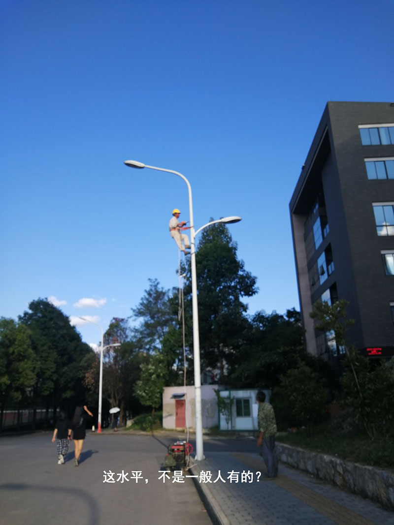 貴州某高校為本校區(qū)內(nèi)600多盞路燈更換LED燈頭及加裝太陽能LORA調(diào)光控制模塊，達到了節(jié)能和智能控制的目的。(圖8)