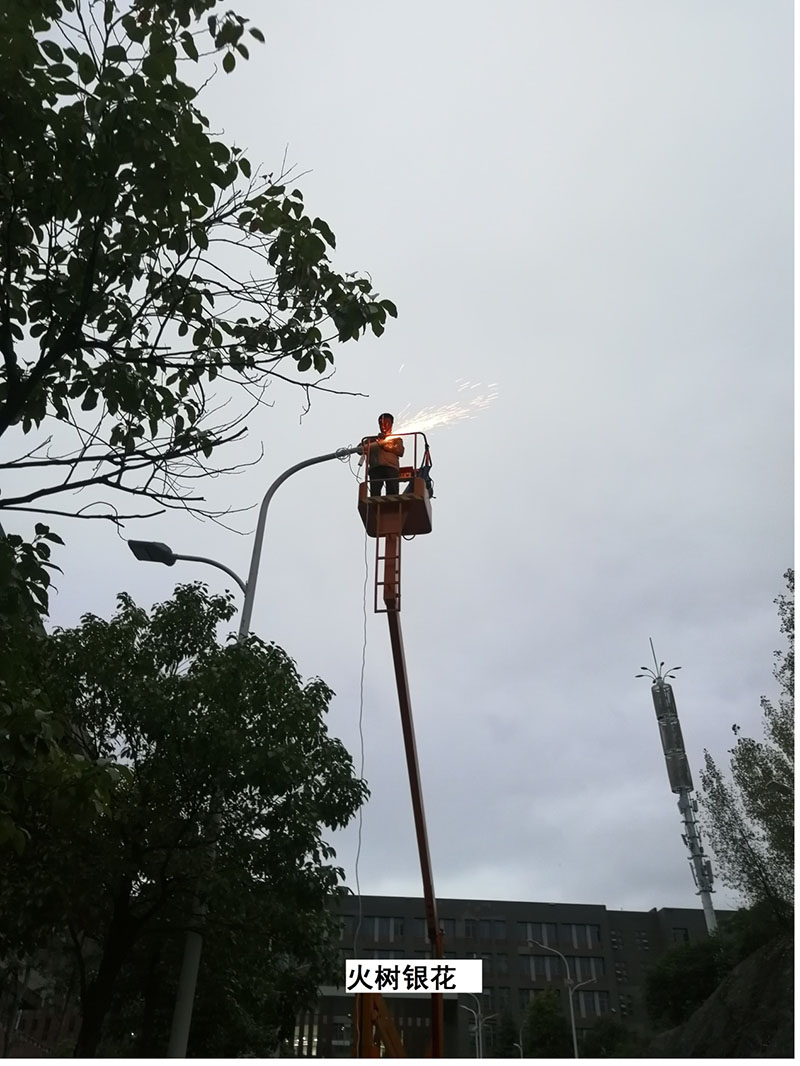 貴州某高校為本校區(qū)內(nèi)600多盞路燈更換LED燈頭及加裝太陽能LORA調(diào)光控制模塊，達到了節(jié)能和智能控制的目的。(圖7)