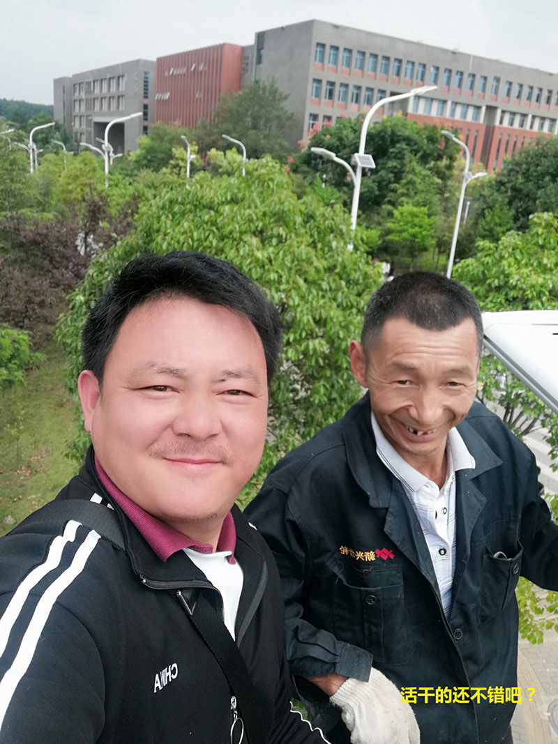 貴州某高校為本校區(qū)內(nèi)600多盞路燈更換LED燈頭及加裝太陽能LORA調(diào)光控制模塊，達到了節(jié)能和智能控制的目的。(圖10)